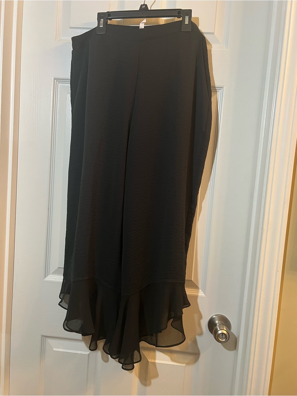 🦋 BCBGeneration Black Ruffled-Hem Wide Leg Capris size large
